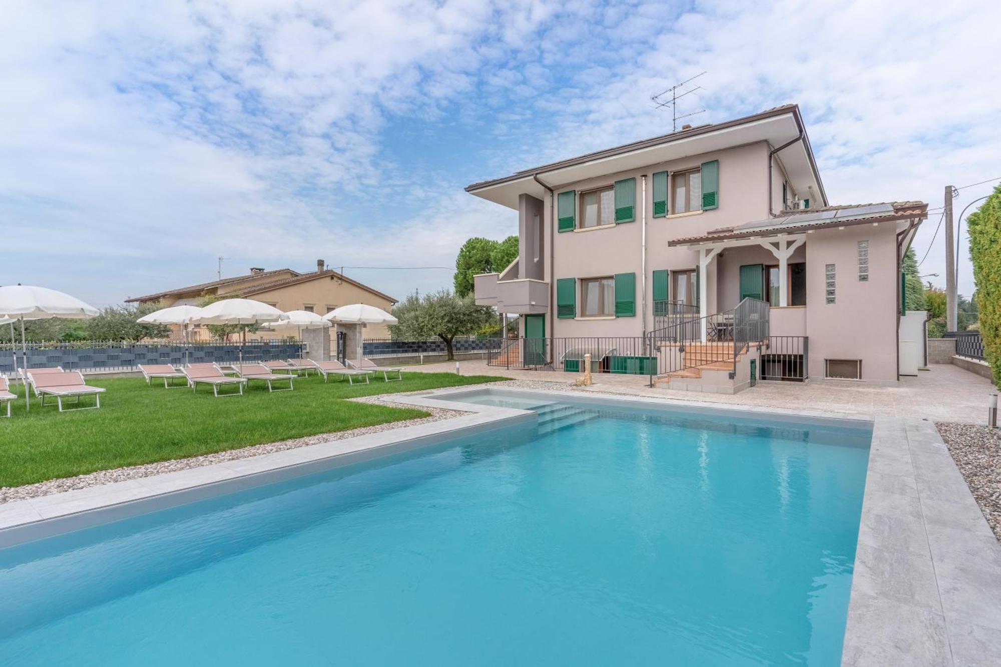 -Free Pool And Parking- Garda House Apartments カステルヌオーヴォ・デル・ガルダ エクステリア 写真