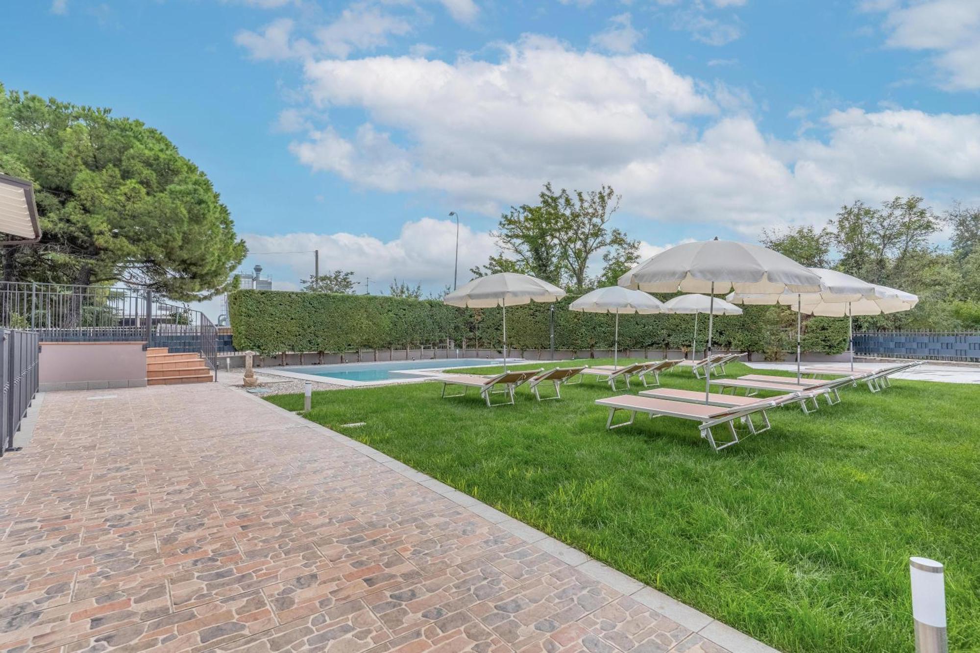 -Free Pool And Parking- Garda House Apartments カステルヌオーヴォ・デル・ガルダ エクステリア 写真