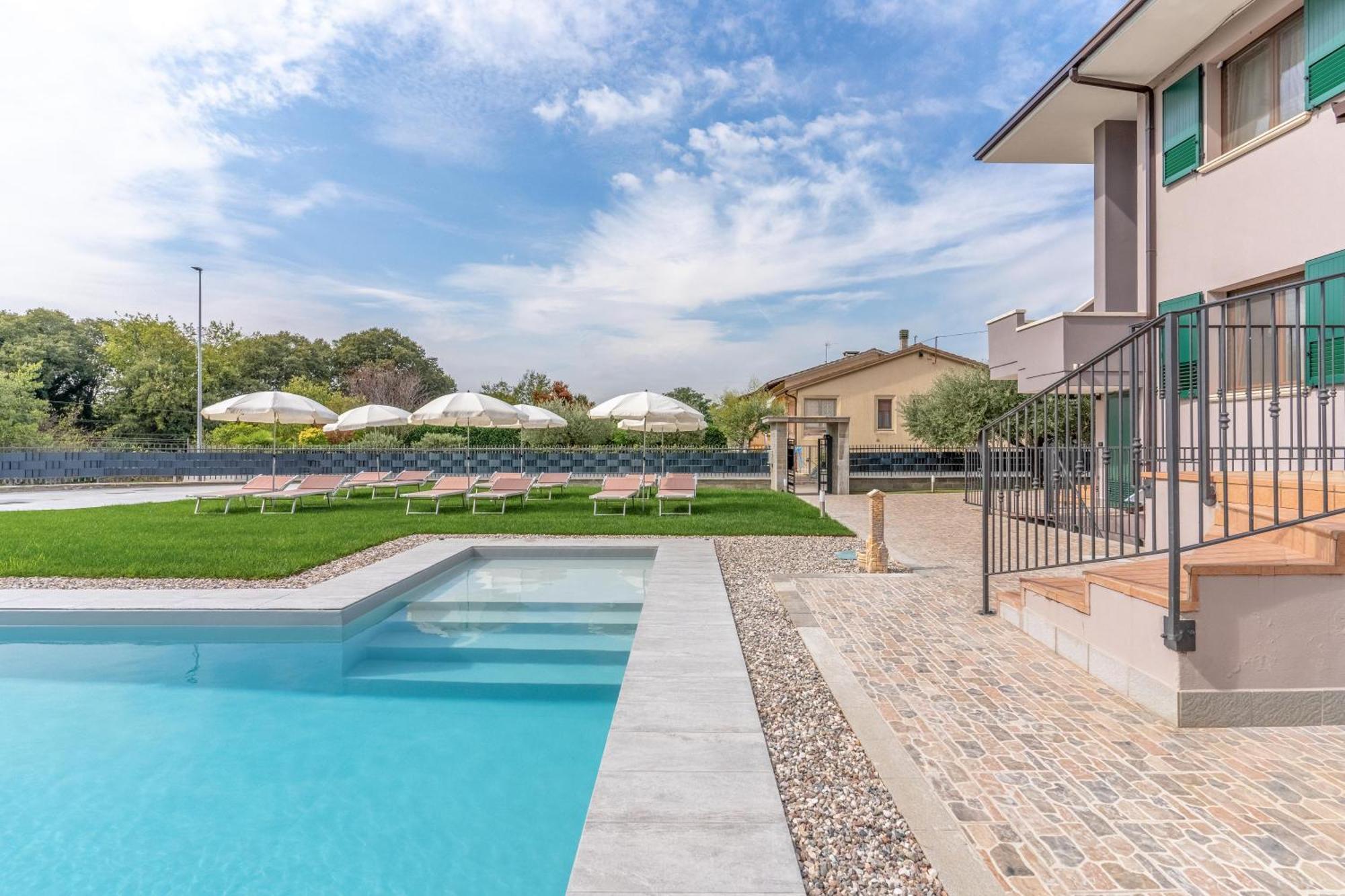 -Free Pool And Parking- Garda House Apartments カステルヌオーヴォ・デル・ガルダ エクステリア 写真