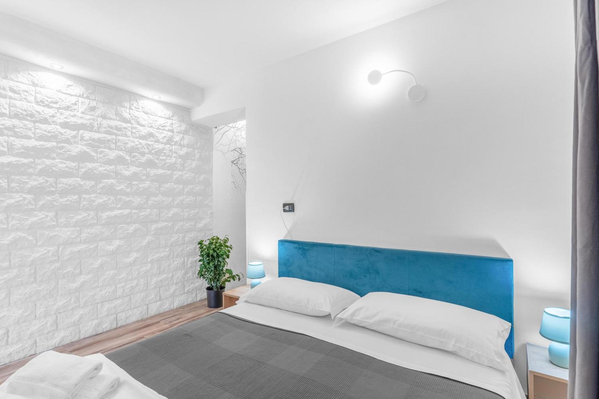 -Free Pool And Parking- Garda House Apartments カステルヌオーヴォ・デル・ガルダ エクステリア 写真