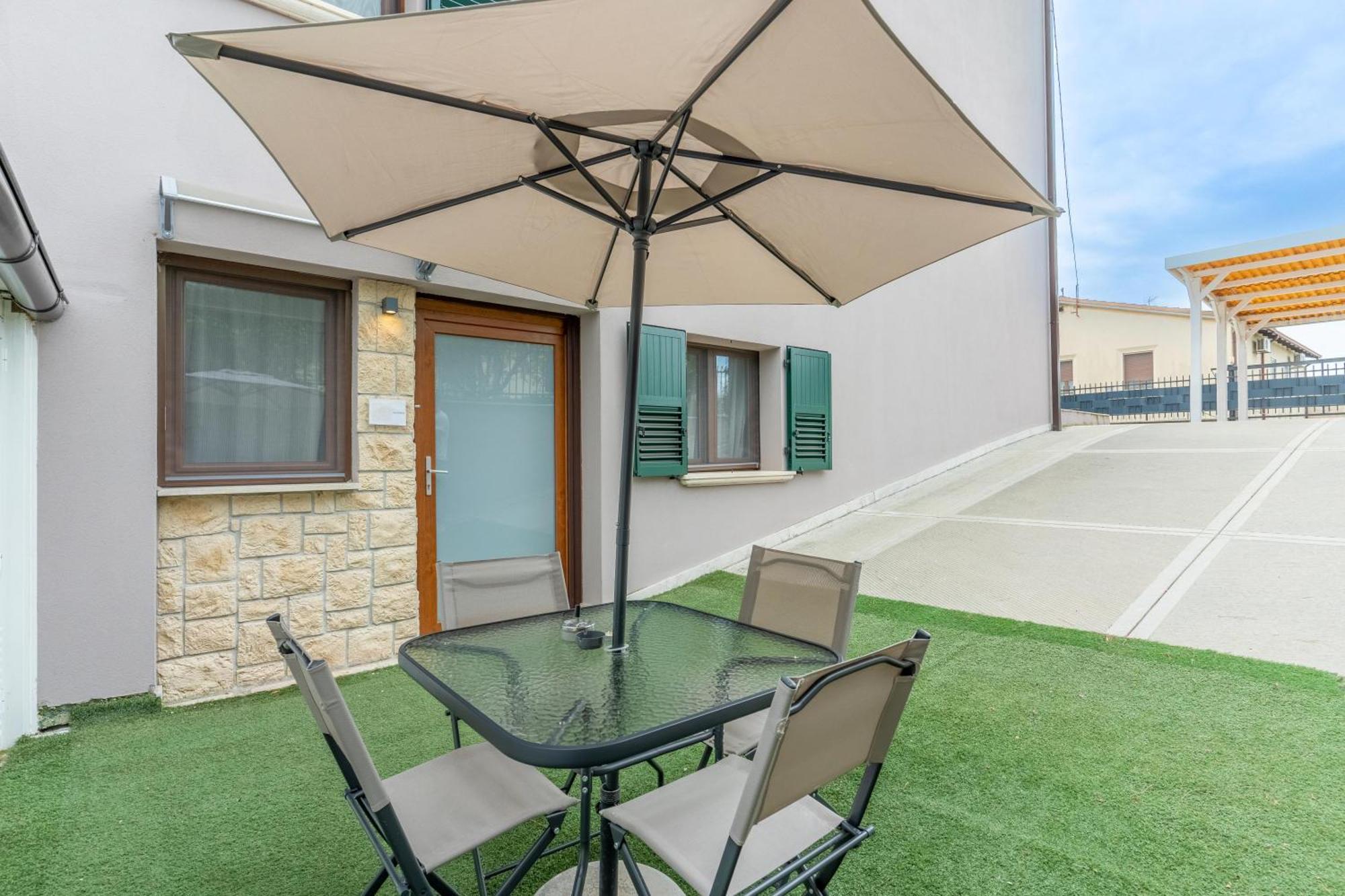 -Free Pool And Parking- Garda House Apartments カステルヌオーヴォ・デル・ガルダ エクステリア 写真