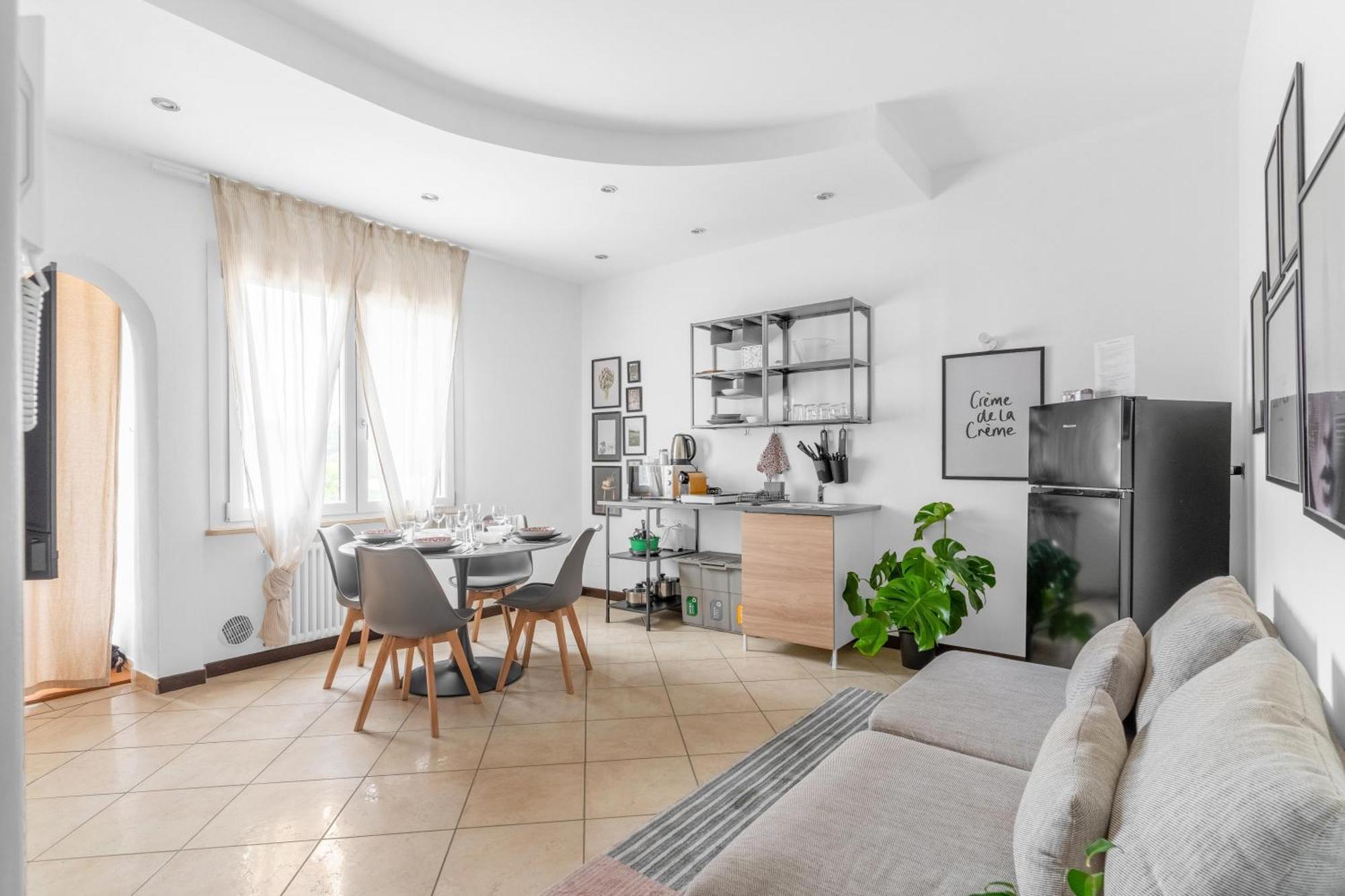 -Free Pool And Parking- Garda House Apartments カステルヌオーヴォ・デル・ガルダ エクステリア 写真