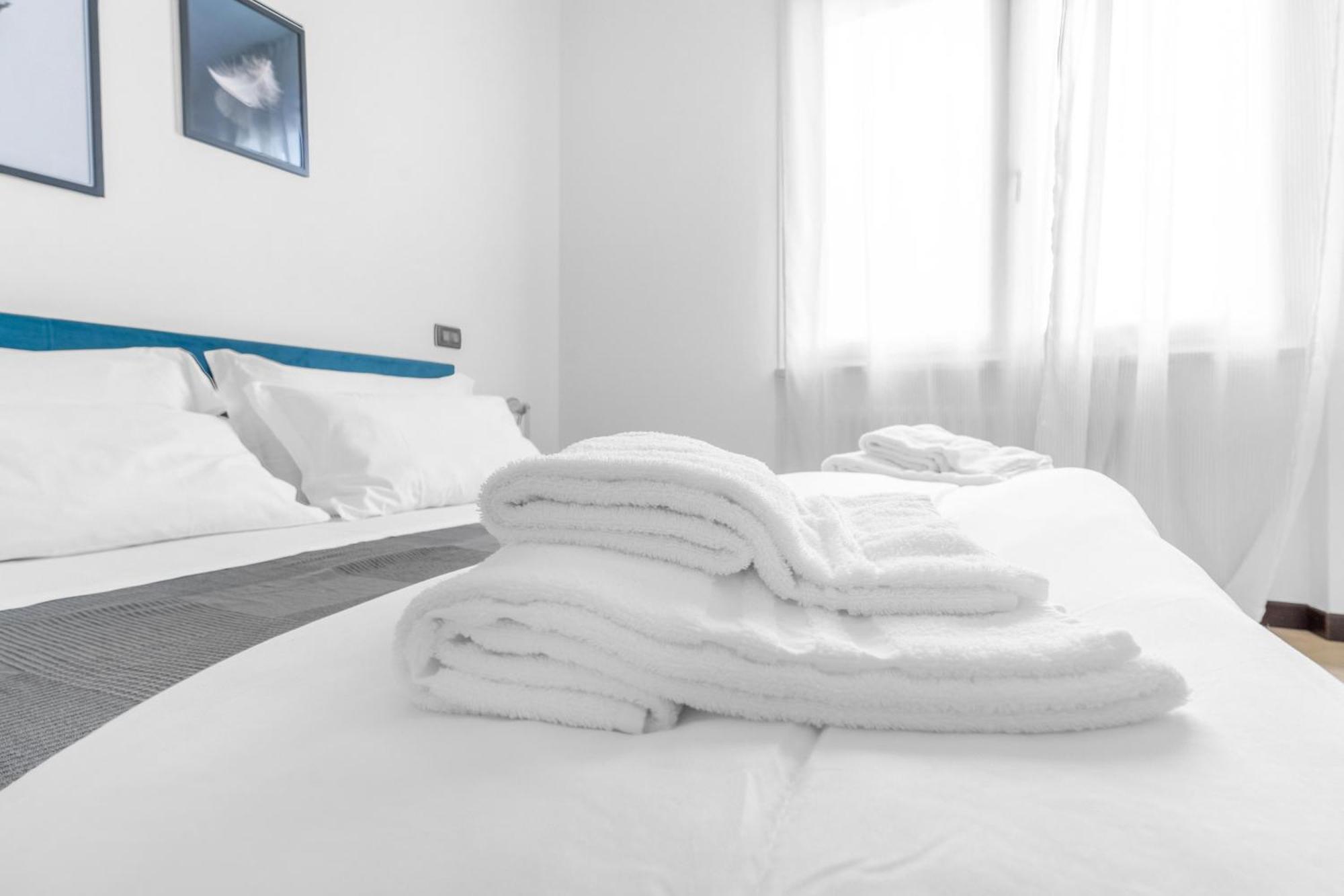 -Free Pool And Parking- Garda House Apartments カステルヌオーヴォ・デル・ガルダ エクステリア 写真