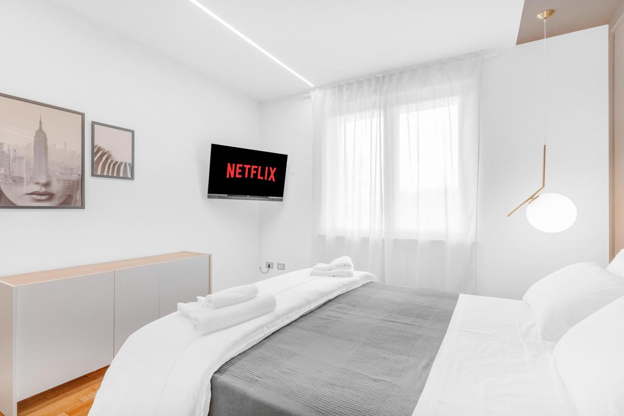 -Free Pool And Parking- Garda House Apartments カステルヌオーヴォ・デル・ガルダ エクステリア 写真