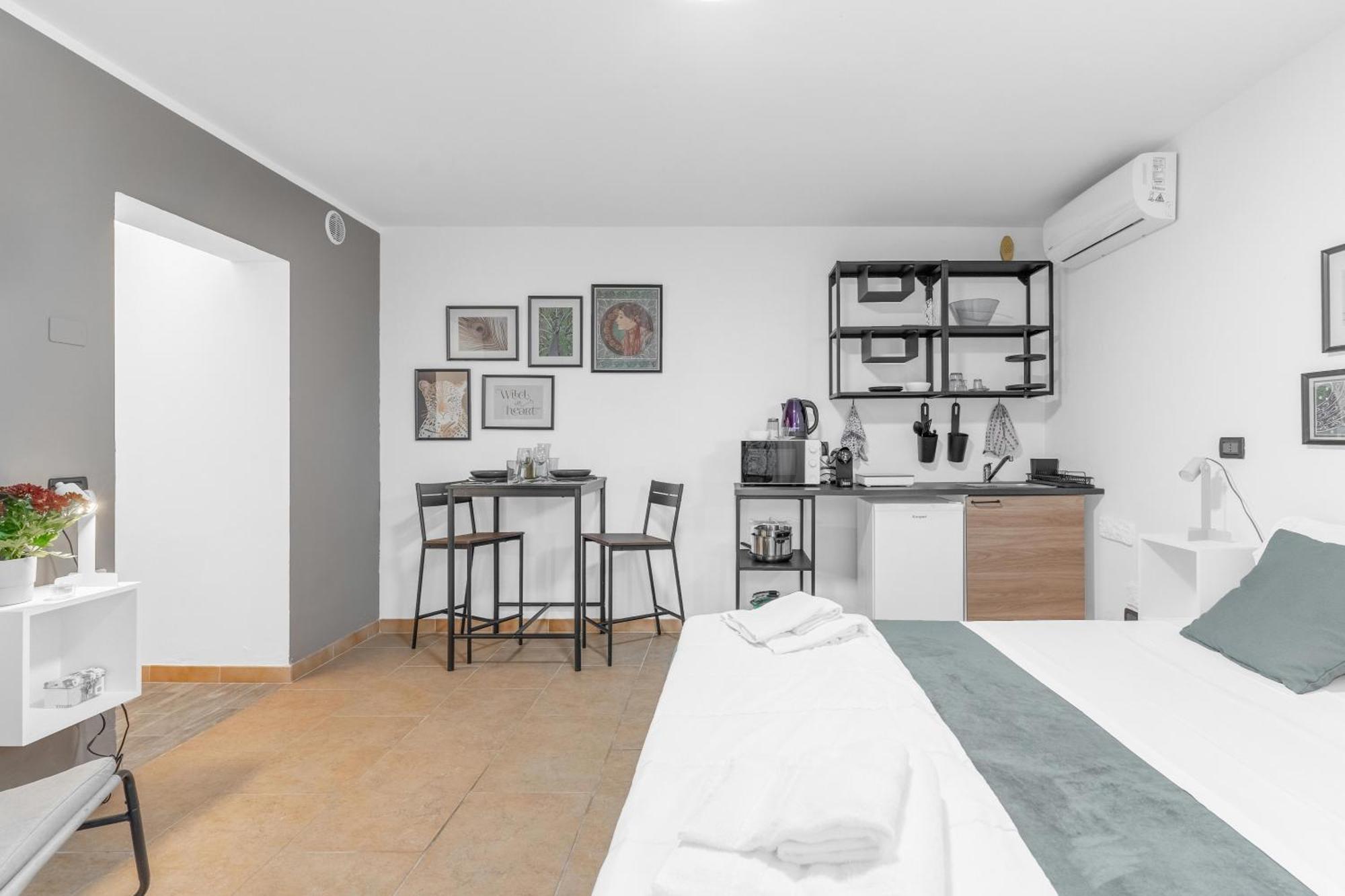 -Free Pool And Parking- Garda House Apartments カステルヌオーヴォ・デル・ガルダ エクステリア 写真