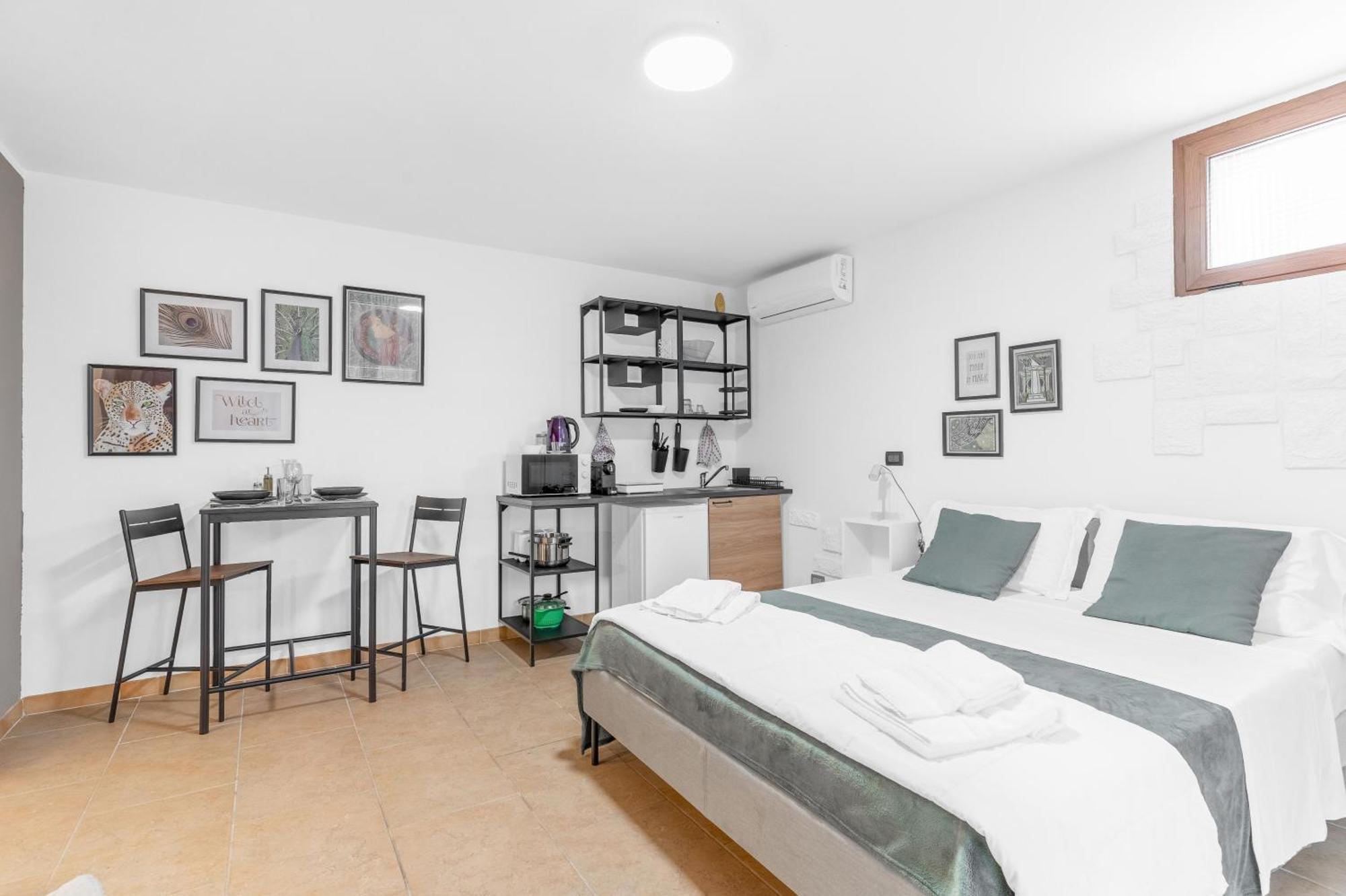 -Free Pool And Parking- Garda House Apartments カステルヌオーヴォ・デル・ガルダ エクステリア 写真