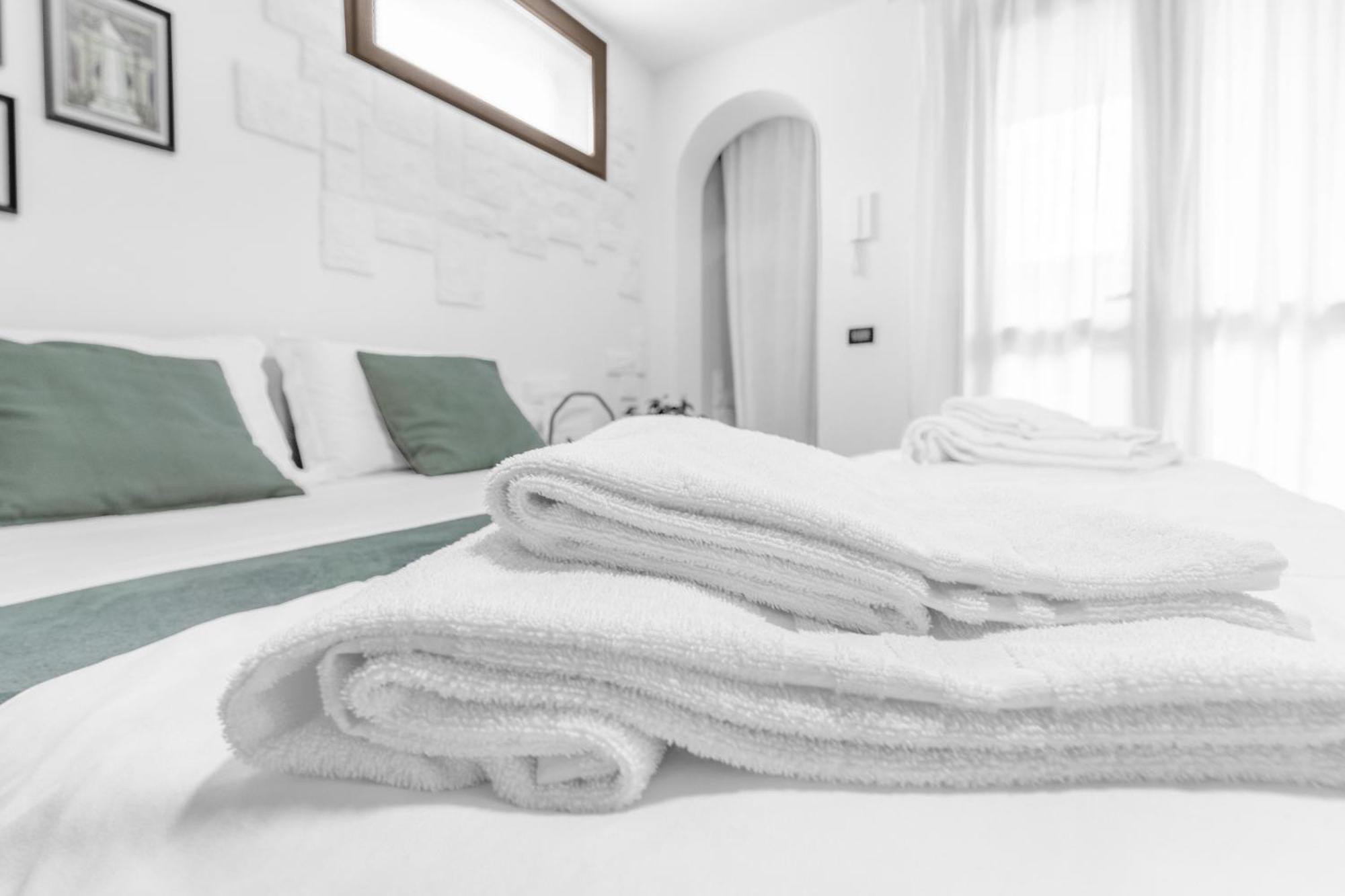 -Free Pool And Parking- Garda House Apartments カステルヌオーヴォ・デル・ガルダ エクステリア 写真